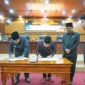 Pimpinan DPRD Tanjab Barat dan Bupati teken nota kesepakatan. FOTO : Humas