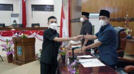 Rapurna Pemandangan Umum Fraksi DPRD Terkait LKPJ Bupati 2021 Dipimpin Wakil Ketua II DPRD H. Muh. Sjafril Simamora, SH, Selasa (5/4/22). FOTO : Ist

