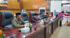 Ketua DPRD Tanjab Barat H. Abdullah, SE, didampingi Wakil Ketua Ahmad Jahfar, SH, MH dan H. Muh. Sjafril Simamora, SH beserta Wakil Bupati H. Hairan, SH saat paripurna.(FOTO : Humas)