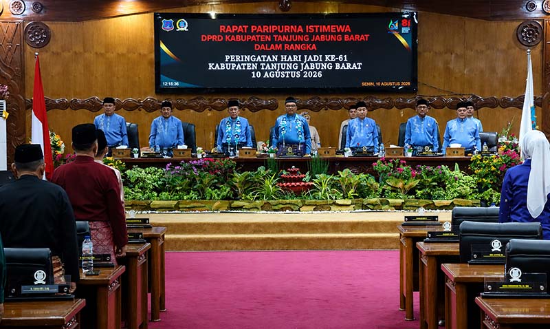 Paripurna Istimewa DPRD Kabupaten Tanjung Jabung Barat dalam rangka memperingati Hari Jadi ke-61 Kabupaten Tanjung Jabung Barat yang digelar di Gedung DPRD Tanjab Barat, Senin (10/8/2026). (FOTO : Dok. Humas)