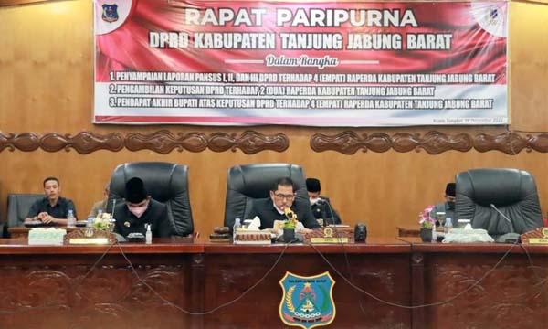 Rapat Peripurna Pengambilan Keputusan DPRD terhadap 2 Raperda Tanjung Jabung Barat. Selasa (28/12/21). Dok. Prokopim