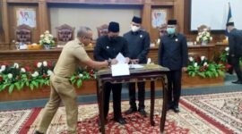FOTO : Dok. Rapat Paripurna DPRD Muaro Jambi Persetujuan Terhadap 3 Ranperda, Senin (27/12/21). 