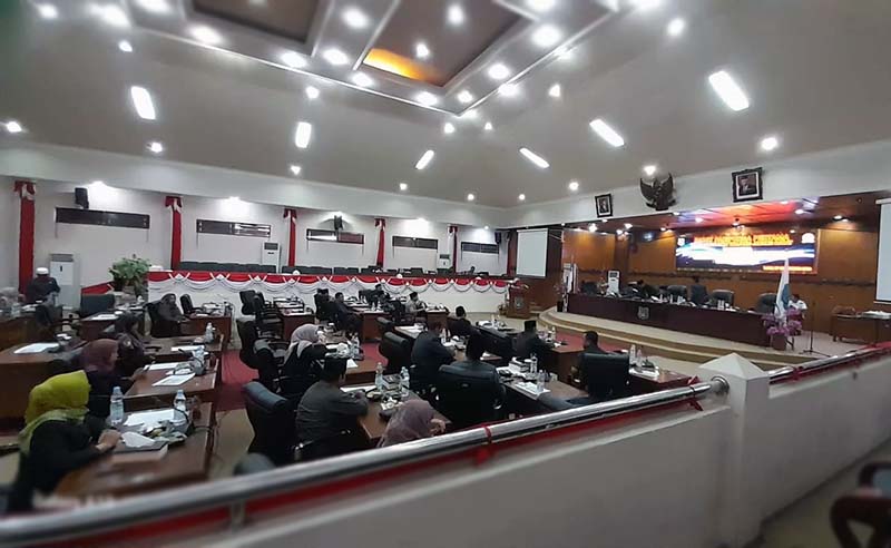 Rapat Paripurna DPRD Kabupaten Tanjab Barat dengan Agenda Pengesahan Pajak Daerah dan Retribusi Daerah pada Rabu (27/9/23). FOTO : Metrojambi
