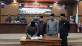 Dok. Paripurna Penandatanganan Keputusan Besama Pengesahan Raperda Pajak Daerah dan Retrebusi menjadi PERDA. FOTO : Humas Setwan