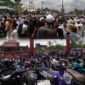 Jemaah dan Area Parkir saat Haul Syekh Abdul Qodir Al Jailani. Kolase Foto ; LT