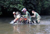 Dandim 0419/Tanjab Letkol Inf Erwan Susanto, SIK, MH bersama Anggota Mendorong Trail Melintasi Sungai, Minggu (01/07/21). FOTO : DIMTANJAB