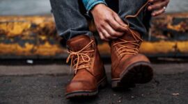 Ilustrasi Memakai Sepatu Boots Tahan Air Kece. [FOTO : unsplash.com/photos]