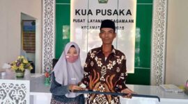 Samsul Mukmin (46) memberikan mas kawin sebatang linggis terhadap Sumiati (45) saat menikah di Kantor Urusan Agama (KUA) Kecamatan Tongas, Kabupaten Probolinggo, Jumat (3/2/23). [FOTO : Kompas.com]