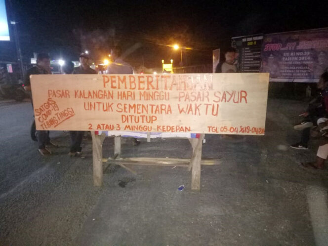 FOTO : Portal Pengumuman Penutupan Sementara Pasar Kalangan Kecamatan Tebiing Tinggi, Minggu 5 April 2020