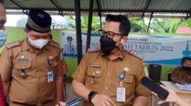 Budi Kurniawan, Kabid Perdagangan Disperindag Kota Jambi (Kiri) dan Camat Alam Barajo Iper Riyan Suni (Kanan) Saat Gelar Pasar Murah di Kecamatan Alam Barajo, Selasa (5/4/22).