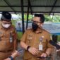 Budi Kurniawan, Kabid Perdagangan Disperindag Kota Jambi (Kiri) dan Camat Alam Barajo Iper Riyan Suni (Kanan) Saat Gelar Pasar Murah di Kecamatan Alam Barajo, Selasa (5/4/22).