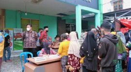 Antrian Warga Dapatkan Paket Belanja Paket Sembako Pasar Murah di Kecamatan Jambi Timur, Kamis (14/4/22). FOTO : Noval