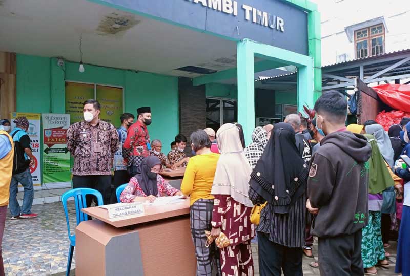Antrian Warga Dapatkan Paket Belanja Paket Sembako Pasar Murah di Kecamatan Jambi Timur, Kamis (14/4/22). FOTO : Noval