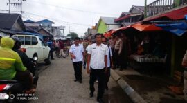 FOTO : Kepala Dinas KUKM Perindag saat turun ke Pasar Parit I Kuala Tungkal, Rabu (29/01/20)