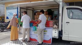 Tampak salah seorang Warga yang mendatangi Pasar Murah Perum Bulog Kancab Kuala Tungkal, Rabu (16/2/22). FOTO : HB