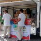 Tampak salah seorang Warga yang mendatangi Pasar Murah Perum Bulog Kancab Kuala Tungkal, Rabu (16/2/22). FOTO : HB