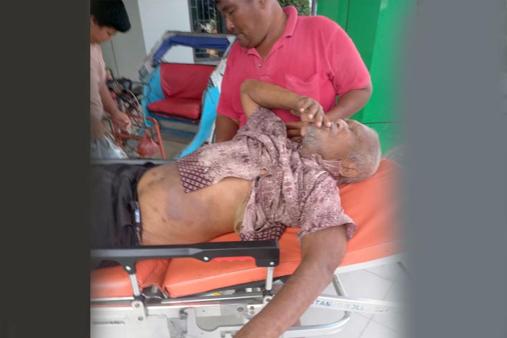 R Hutagalung Warga Lorong Obat Nyamuk masih terbaring lemas usai menjalani rawat inap di RSUD KH Daud Arif Kuala Tungkal. FOTO : Ist