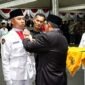 Bupati H. Anwar Sadat, menyematkan Lencana Merah Putih Garuda secara simbolis kepada pemimpin upacara dalam prosesi Pengukuhan 45 Anggota Pasukan Pengibar Bendera Pusaka (Paskibraka) Kabupaten Tanjung Jabung Barat Tahun 2026 di Halaman Rumah Dinas Jabatan Bupati, Sabtu (15/8/2026). (FOTO : Dok. Prokopim)