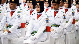 Bupati Tanjab Barat Drs H Anwar Sadat, M. Ag kenakan kendit kepada Anggota Paskibraka, Selasa (15/8/23). FOTO : FM