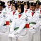 Bupati Tanjab Barat Drs H Anwar Sadat, M. Ag kenakan kendit kepada Anggota Paskibraka, Selasa (15/8/23). FOTO : FM