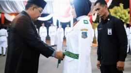 Bupati Tanjab Barat Drs H Anwar Sadat, M. Ag kenakan kendit kepada Anggota Paskibraka, Selasa (15/8/23). FOTO : FM