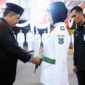 Bupati Tanjab Barat Drs H Anwar Sadat, M. Ag kenakan kendit kepada Anggota Paskibraka, Selasa (15/8/23). FOTO : FM