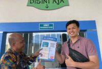 Pihak Imigrasi Kelas II TPI Kuala Tungkal secara simbolis menyerahkan Paspor RI masa berlaku 10 Tahun kepada pemohon, Kamis (13/10/22). FOTO : Dok.