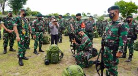 Asisten Operasi Panglima TNI, Mayjen TNI Syafruddin Periksa kesiapan operasi Satgas Batalyon Infanteri Raider 142/Ksatria Jaya, Satuan Organik Kewilayahan Papua 2022, di Mayonif R 142/KJ Jambi, Rabu (9/3/22)
