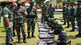 Kepala Kelompok Staf Ahli Pangdam II/Sriwijaya Brigjen TNI Muchamad Bayu Haritomo mewakili Pangdam II/Swj memeriksa kesiapan Satgas Yonif R 142/KJ yang akan melaksanakan Tugas Satuan Organik Papua Makoyonif R 142/KJ, Senin (07/02/22). FOTO : PENREM.