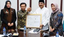 Bupati H. Anwar Sadat, bersama Kepala Kanwil Kemenkumham Jambi, Jonson Siagian, dan Kepala BRIDA Provinsi Jambi, Sri Argunaini, menunjukkan Sertifikat Indikasi Geografis (IG) untuk komoditas Pinang Betara di Ruang Rapat Bupati. Sertifikasi ini menjadi momentum penting dalam melindungi hak kekayaan intelektual komunal sekaligus membuka peluang ekonomi baru bagi petani lokal. (Foto: Dok. Humas/Pemkab Tanjab Barat)