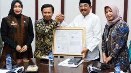 Bupati H. Anwar Sadat, bersama Kepala Kanwil Kemenkumham Jambi, Jonson Siagian, dan Kepala BRIDA Provinsi Jambi, Sri Argunaini, menunjukkan Sertifikat Indikasi Geografis (IG) untuk komoditas Pinang Betara di Ruang Rapat Bupati. Sertifikasi ini menjadi momentum penting dalam melindungi hak kekayaan intelektual komunal sekaligus membuka peluang ekonomi baru bagi petani lokal. (Foto: Dok. Humas/Pemkab Tanjab Barat)