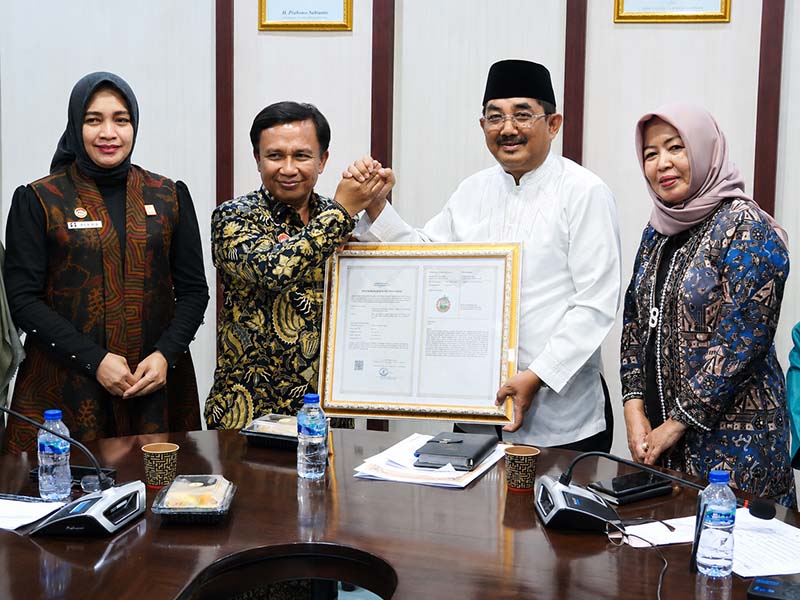 Bupati H. Anwar Sadat, bersama Kepala Kanwil Kemenkumham Jambi, Jonson Siagian, dan Kepala BRIDA Provinsi Jambi, Sri Argunaini, menunjukkan Sertifikat Indikasi Geografis (IG) untuk komoditas Pinang Betara di Ruang Rapat Bupati. Sertifikasi ini menjadi momentum penting dalam melindungi hak kekayaan intelektual komunal sekaligus membuka peluang ekonomi baru bagi petani lokal. (Foto: Dok. Humas/Pemkab Tanjab Barat)