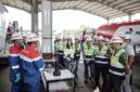 Manajemen Pertamina Patra Niaga memberikan penjelasan teknis mengenai prosedur Quality Control (QC) avtur kepada para Pemimpin Redaksi media nasional di Aviation Fuel Terminal (AFT) Halim Perdanakusuma, Jakarta (25/2). Peninjauan ini memastikan setiap produk yang disalurkan ke pesawat udara telah memenuhi spesifikasi dan standar internasional. FOTO : WKI
