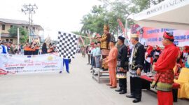 Wakil Bupati Tanjung Jabung Barat H Hairan, SH melepas peserta Pawai Budaya di Tanjung Jabung Barat, Sabtu (19/8/23). FOTO : Humas