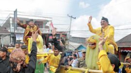 Bupati H Anwar Sadat dan Wakil Bupati H Hairan ikut serta saat penampilan Seni Sisingaan asal Subang dari Paguyuban cabang Tanjab Barat, Sabtu (19/8/23). FOTO : LT
