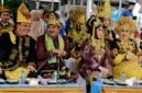 Senyum semringah terpancar dari Bupati H. Anwar Sadat, Wabup H. Katamso, dan Ketua TP PKK Hj. Fadhilah Sadat yang tampil serasi mengenakan pakaian adat Nusantara saat menghadiri Pawai Budaya HUT RI ke-81 dan Hari Jadi Tanjab Barat ke-61 di Kuala Tungkal, Selasa (18/8). Keberagaman busana yang dikenakan mencerminkan semangat Bhinneka Tunggal Ika yang kokoh di Bumi Serengkuh Dayung Serentak Ketujuan. (FOTO: Dok. Prokopim Tanjab Barat)