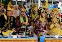 Senyum semringah terpancar dari Bupati H. Anwar Sadat, Wabup H. Katamso, dan Ketua TP PKK Hj. Fadhilah Sadat yang tampil serasi mengenakan pakaian adat Nusantara saat menghadiri Pawai Budaya HUT RI ke-81 dan Hari Jadi Tanjab Barat ke-61 di Kuala Tungkal, Selasa (18/8). Keberagaman busana yang dikenakan mencerminkan semangat Bhinneka Tunggal Ika yang kokoh di Bumi Serengkuh Dayung Serentak Ketujuan. (FOTO: Dok. Prokopim Tanjab Barat)
