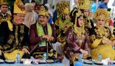 Senyum semringah terpancar dari Bupati H. Anwar Sadat, Wabup H. Katamso, dan Ketua TP PKK Hj. Fadhilah Sadat yang tampil serasi mengenakan pakaian adat Nusantara saat menghadiri Pawai Budaya HUT RI ke-81 dan Hari Jadi Tanjab Barat ke-61 di Kuala Tungkal, Selasa (18/8). Keberagaman busana yang dikenakan mencerminkan semangat Bhinneka Tunggal Ika yang kokoh di Bumi Serengkuh Dayung Serentak Ketujuan. (FOTO: Dok. Prokopim Tanjab Barat)