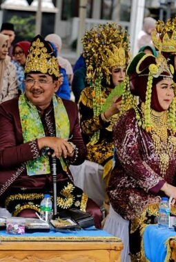 Bupati dan Wabup Pakai Baju Adat : Pawai Budaya HUT RI ke-81 dan Hari Jadi Tanjab Barat ke-61 Dongkrak Ekonomi Lokal