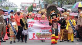 Pawai Budaya memeriahkan HUT RI ke 77 dan HUT Kabupaten Tanjab Barat ke 57 berlangsung semarak dan meriah, Kamis (18/8/22).  FOTO : Roy