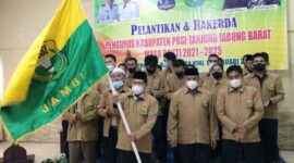 H Abdullah, SE menerima Pataka PBSI di Hotel Masa Kini, Sabtu (5/2/22). FOTO : Istimewa