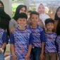 Bupati Muaro Jambi Hj. Masnah Busro Foto Bersama Atlet Bulutangkis di Rumah Pribadi Bupati di kawasan The Hok Kota Jambi, Kamis (20/01/22). FOTO : PBSI MJ/Val
