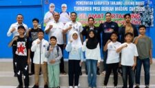 Ketua Umum Pengkab PBSI sekaligus Sekda Tanjab Barat, Hermansyah, S.STP., M.H., saat melepas keberangkatan kontingen bulu tangkis Tanjab Barat menuju kejuaraan bergengsi PB Pratama Open Jambi 2026, Rabu (2/7). (FOTO : Dok. Sitimewa/Prokopim Tjb)