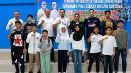 Ketua Umum Pengkab PBSI sekaligus Sekda Tanjab Barat, Hermansyah, S.STP., M.H., saat melepas keberangkatan kontingen bulu tangkis Tanjab Barat menuju kejuaraan bergengsi PB Pratama Open Jambi 2026, Rabu (2/7). (FOTO : Dok. Sitimewa/Prokopim Tjb)