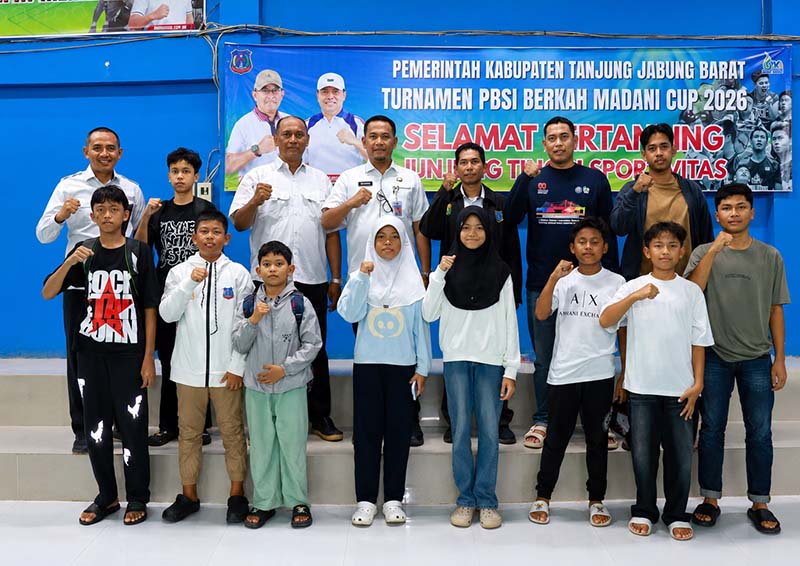Ketua Umum Pengkab PBSI sekaligus Sekda Tanjab Barat, Hermansyah, S.STP., M.H., saat melepas keberangkatan kontingen bulu tangkis Tanjab Barat menuju kejuaraan bergengsi PB Pratama Open Jambi 2026, Rabu (2/7). (FOTO : Dok. Sitimewa/Prokopim Tjb)