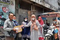 PC TIDAR bersama Anggota Fraksi Grindra DPRD Tanjab Barat Saat Menggelar bakti Sosial Berbagi Nasi Kotak kepada Masyarakat Kota Kuala Tungkal, Sabtu (11/9/21). FOTO : PC TIDAR