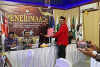 Wakil Ketua DPC PDI Perjuangan Tanjung Jabung Barat h. Effendi menyerahkan berkas Bacaleg ke Ketua KPUD Hairuddin. FOTO : Ist