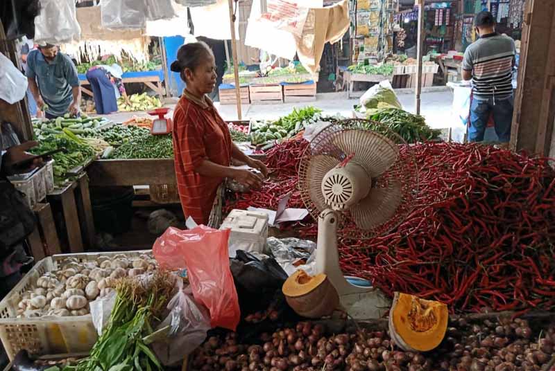 Pedagang di Pasar Tradisional Kuala Tungkal menyortir Cabe yang akan di jual. FOTO : Ist
