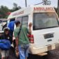 Korban Dievakuasi Menggunakan Perahu Oleh Pekrja dan Warga. FOTO : Polsek Kumpeh Ilir