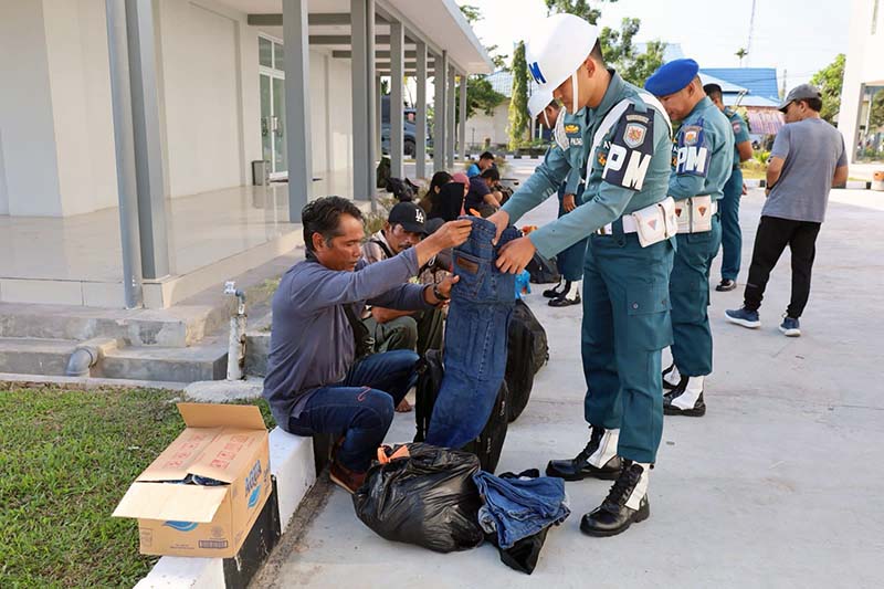 Sebanyak 24 Pekerja Migran Ilegal di Pesisir Pelintung Dumai jalani Pemeriksaan oleh Petugas Fleet One Quick Respond (F1QR) Lanal Dumai. [FOTO : Dispenal]